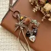 El popular, de diseño único, elegante y moderno llavero con pompón retro de TEMU, un accesorio personalizado para llavero de cámara