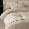 Conjunto de cama de quatro peças em renda francesa escovada, 100% algodão, grau A, espessado para outono e inverno, lençol de algodão puro, capa de edredom e lençol com elástico, oferecendo um toque luxuoso