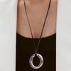 Colar feminino simples e requintado com pingente de anel vazado, corrente de suéter de nicho, moda levemente luxuosa, personalidade simples, trabalho pesado, outono e inverno