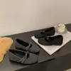 Sapatos de Bico Baixo com Fundo Plano Versáteis Gorro Sapatos de Algodão Quentes Roupa Externa Doce Sapatos de Pelúcia da Moda Novo Estilo Outono e Inverno 2025