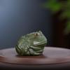 Mascota de Té de Arcilla Púrpura Mineral en Bruto Hecho a Mano Productos Genuinos Adornos Pequeños Sapo Dorado Arcilla Verde Escultura de Arcilla Púrpura Rana Mesa de Té Regalo Creativo