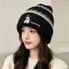 Gorro de punto a rayas engrosado con bordado de cachorro para mujer, casual y versátil, lindo y cálido, diseño que cubre las orejas para otoño e invierno