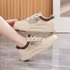 Zapatos casuales para estudiantes de verano 2024, nuevos zapatos blancos de estilo coreano de moda, zapatillas transpirables de malla para mujer