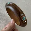 Ornaments Yong Ge Estilo Étnico Europeu e Americano Pulseira Larga de Madeira com Inlay de Turquesa Pulseira Irregular de Madeira Natural Rebitada para Mulheres