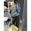 Además, la nueva colección de otoño presenta pantalones jogger holgados de estilo americano con cordón y rayas laterales, de nicho, MQ1762.