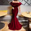 Nuevo Vestido Mini de Punto Elástico con Volantes Hombros Descubiertos Moda Europea y Americana Ajustado Delgado con Cola Pequeña 2025