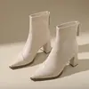 Elegantes botas de tornozelo de couro com bico fino, salto quadrado e zíper estiloso na parte de trás, perfeitas para o outono de 2026, uma bota retrô versátil para a moda