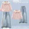 Nova coleção de primavera e outono: moletom estiloso com gola marinha e calça jeans doce com laço, um conjunto de duas peças em estilo preppy para meninas