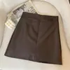 Falda acampanada para mujer en otoño e invierno con suéter para personas pequeñas. Falda Corta Ajustada de Cuero PU Negra Popular de Cintura Alta de Este Año