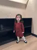 Roupas Infantis Cutemily Outono e Inverno Conjunto Vermelho Suéter Top Crochê à Mão Retrô + Saia Plissada Conjunto de 2 Peças