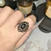 Anillo Versa Estilo Oscuro Atmósfera Paloma Rojo Diamante Microincrustado, Chapado en Oro Negro Hueco Anillo Universal, Venta al por mayor de una pieza