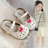 Mules de leopardo con punta abierta para niñas, nuevo modelo 2026, sandalias cómodas transpirables huecas de doble uso para bebés y niños pequeños