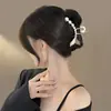 2025 Estilo Coreano Aleación Galvanizada Triángulo Geométrico Pinza de Tiburón Accesorio para el Cabello de Mujer Yiwu Fresco y Dulce Accesorio para la Cabeza