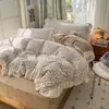 Conjunto de cama de quatro peças em veludo de leite de alta qualidade com estampa floral pequena estilo coreano, apresentando um padrão floral pequeno em ambos os lados do lençol de cima, da capa de edredom e do lençol de baixo com elástico, tamanho 1,8m/1,5m