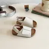 Sandalias Casuales para Niñas 2025 Verano Nuevo Estilo Moda Infantil Versátil Moda para Niños de Dos Vías Abiertas Zapatos de Playa