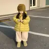 Jaqueta de algodão amarela grossa para crianças, roupas de inverno 2026 novo estilo, parka quente com capuz para crianças, jaqueta à prova de frio para meninas