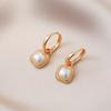 Pendientes de perlas cuadradas de lujo, ligeros y de alta gama, para mujer, estilo europeo y americano, elegantes y distintivos, dorados.