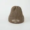 Chapéus Infantis Estilo Coreano para Outono e Inverno, Chapéus Quentinhos com Proteção para Orelhas e Estampa de Letras Elegante, Gorros de Tricô da Moda para Bebês