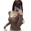 Camiseta básica de punto ajustada puramente deseable para mujer, nuevo modelo de principios de otoño 2025, cuello en V, suéter interior de estilo coreano extremadamente elegante