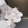 Sapatos Infantis Sapatos de Skate para Meninas 2026 Primavera e Outono Novos Malha Respirável Fofo Desenho Animado Padrão de Morango Sapatos Casuais