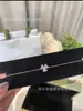 Mini Collar de Trébol Dorado en una Versión de Artesanía Refinada, Mismo Estilo que se Ve en Redes Sociales, Diseño de Lujo Ligero de Alta Gama, Venta Directa del Fabricante, Disponible para Dropshipping