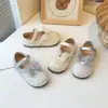 Sapatos Infantis Doces de Lantejoula para Meninas 2025 Verão Novo Finos Borboleta Estilo Princesa Baixo Couro Pequeno
