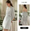 Lindo Conjunto Sexy de Lingerie/Pijama/Roupão para Casa 7751 com Decote V, Laço Tridimensional e Veludo Embossado Doce