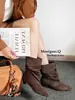 Botas de Cano Curto Apontadas Outono 2026, Couro Camurça, Botas Slip-On que Aumentam a Altura, Botas Martin de Couro Genuíno Versáteis para Outono/Inverno