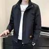Jaqueta masculina nova de primavera e outono com gola alta simples, top versátil casual de corte solto para homens jovens e de meia-idade, adequado para o dia a dia, moderno e disponível em tamanhos grandes
