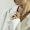 Anillo de la suerte irregular de estilo INS para mujer, con circonitas ligeras, de lujo, combinable con todo, de acero de titanio y oro de 18 quilates.