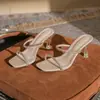 Sandálias Estilo Fada com Strass 2026 Novo Modelo de Verão com Salto Fino, Chinelos de Tira Única na Cor Dourada, Salto Alto, Estilo Elegante de Socialite