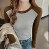 Playera de Manga Larga con Cuello Redondo Pequeño y Contraste de Color Americano para Mujer, Primavera, Otoño e Invierno, Ajustada, de Hombro Corto, Básica, para Usar Debajo o Encima