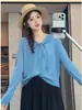Blusa feminina de manga longa com decote V e detalhe em renda, popular, de malha de seda gelada, solta e modeladora, com proteção solar