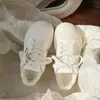 Tênis Dopamina Estilo Coreano com Solado Grosso Modelo Novo 2026 Sapatos Brancos para Mulheres Combinados com Calças de Cintura Alta Mocassins