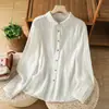 Foto real de uma camisa feminina casual e artística, amiga da pele, de camada dupla, coleção outono 2026, elegante, modelagem solta, emagrecedora, adequada para sobreposição