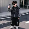 Conjunto Cálido de Invierno para Niños 2026 Nuevo Estilo Niños Medianos y Grandes Chaleco de Algodón Fresco de Pequeño Caballero Sudadera con Capucha Conjunto de Tres Piezas Estilo Invierno