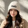 Nuevo gorro de punto estilo coreano 2026 con bordado simple de letras, un gorro de otoño versátil y cálido para mujer, diseñado para hacer que la cara parezca más pequeña