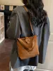 Bolsa de Ombro de Camurça Simples e Versátil 2026 Nova Moda Tendência para o Dia a Dia Design de Nicho Bolsa Transversal de Alta Qualidade