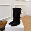 Versión de piel, aumento de altura interior de 4 cm, uso bidireccional, botas de media caña plisadas estilo coreano con punta y detalle de hebilla para mujer, nuevas para otoño/invierno 2026