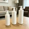 Venta directa de fábrica, botella de hombro plano de 250 ml y 24 dientes, HDPE, blanca, para uso diario, gel de ducha, champú y acondicionador.
