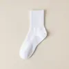 Meias Masculinas Zhuji para Primavera e Outono, Meias Esportivas Longas, Absorventes de Suor, Resistentes a Odores, Versáteis, Feitas Sob Medida, Transfronteiriças, Meias de Algodão de Cor Sólida Atacado