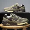 Zapatos Deportivos Retro de Cuero Genuino New Balance Frescos para Correr de Primavera y Otoño Nuevos de Fábrica Zapatos para Correr de Hombre Zapatos de Mujer Venta al por Mayor para Hombre Ligeros Modernos