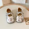 Ins Zapatos pequeños de cuero estilo francés 2026 primavera y otoño nuevo versión coreana lindos zapatos de princesa de dibujos animados para niñas con suelas blandas