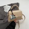 Bolso de mano Texte de nicho francés para mujer, nuevo bolso cruzado de moda 2025, pequeño bolso cuadrado, bolso de hombro moderno y combinable.
