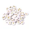 Acessórios de Joias DIY com Contas para Crianças Contas com Letras Fundo Branco Mais Contas Douradas Contas Coloridas Redondas Planas Letras Inglesas