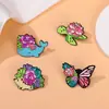 Insignia de Dibujos Animados Original Forma de Planta Carnosa Flor Animal Insecto Broche de Aleación Hebilla de Mariposa con Aceite Vagabundos
