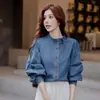 Foto Real de Camisa Jeans Vintage para Mulheres, Outono 2025, Mangas Bufantes, Gola Alta, Corte Slim, Única, Estilosa, Camisa Versátil em Azul