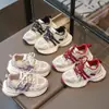 Tenis gruesos de malla, nuevo estilo primavera 2026, zapatos infantiles al por mayor, zapatos deportivos para estudiantes de suela blanda, zapatos casuales versátiles de suela blanda