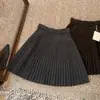 ¡Súper cómodo de llevar! Falda corta plisada de punto engrosada para mujer, nuevo estilo de principios de invierno, cintura alta elástica, adelgazante, falda de línea A hasta la rodilla