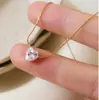 Colar Pingente de Zircônia em Forma de Coração Cruzado Popular para Mulheres Luxo Leve Corrente Simples para Clavícula Moda Versátil Joia com Sensação de Alto Padrão